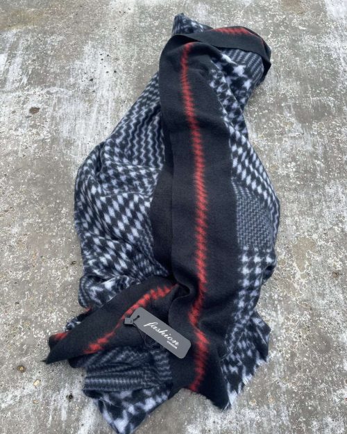 Tørklæde sort/grå/rød 100% viscose
