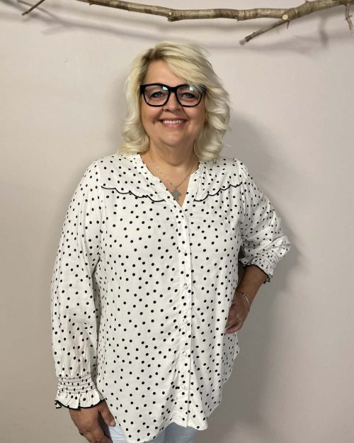 Cassiopeia Smillana Skjortebluse Med Prikker Hvid/Sort BM: S:120 M:130 L:140 XL:150 Lg:75 Vejl. 349,95