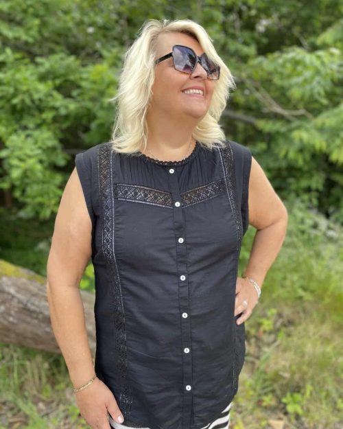 Wasabi Mary 1 Bluse Uden Ærmer Sort M/Broderi BM: S:120 M:130 L:140 XL:150 Lg:80 Vejl. 299,95