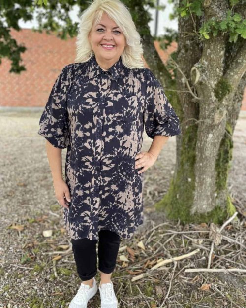 Vanting Tunic m/smock mocca/navy/sort combi BM: S:125 M:135 L:145 XL:150 Lg:100/110 Vejl.419,95
