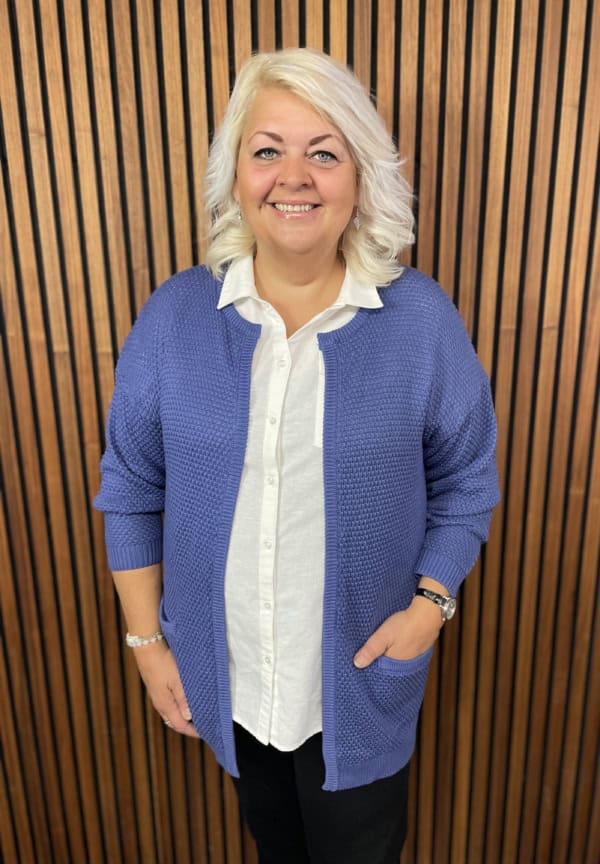 Cassiopeia Maria Cardigan korn blå BM: S:125 M:130 L:140 Xl:150 Lg:85 Vejl.349,-