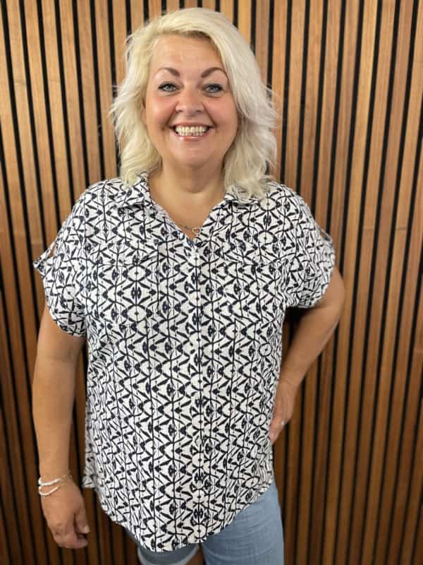 Cassiopeia Nininette Kortærmet Shirt Råhvid/navy combi BM: S:120 M:130 L:140 XL:150 Lg:80 Vejl. 349,-