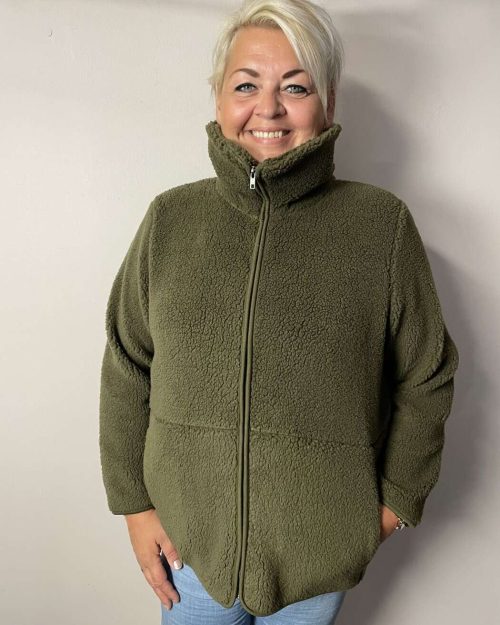 Wasabi Nettie 2 Bamse Cardigan M/Lynlås Army Grøn BM: S:130 M:140 L:150 XL:160 LG:75 Vejl. 399,95