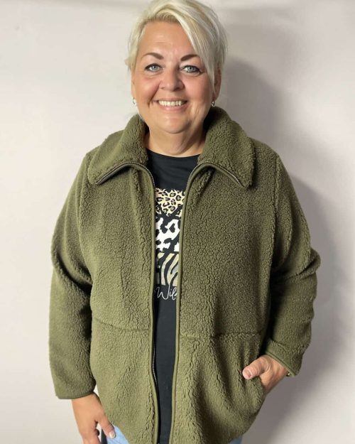 Alternative view of Wasabi Nettie 2 Bamse Cardigan M/Lynlås Army Grøn BM: S:130 M:140 L:150 XL:160 LG:75 Vejl. 399,95