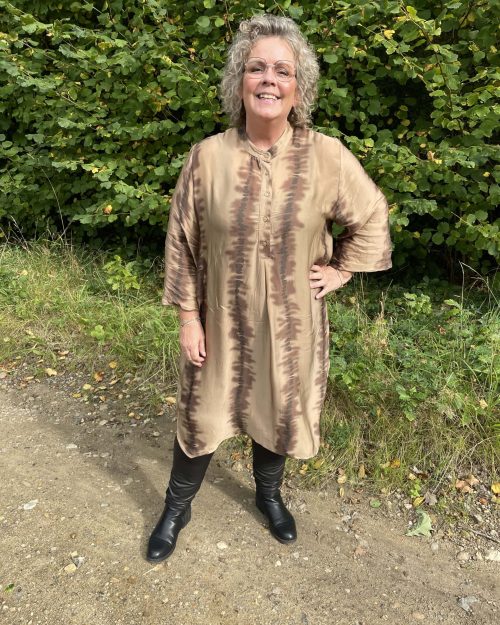 DNY Anna Tie Dye Langærmet Kjole Camel BM: S:120 M:130 L:140 XL:150 Lg:110/115 Vejl. 599,95