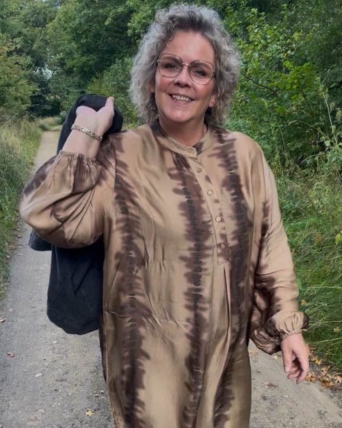 Alternative view of DNY Anna Tie Dye Langærmet Kjole Camel BM: S:120 M:130 L:140 XL:150 Lg:110/115 Vejl. 599,95