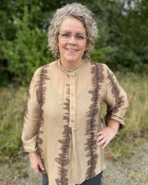 Alternative view of DNY Anna Tie Dye Langærmet bluse Camel BM: S:125 M:130 L:140 XL:150 Lg:80 Vejl. 499,95