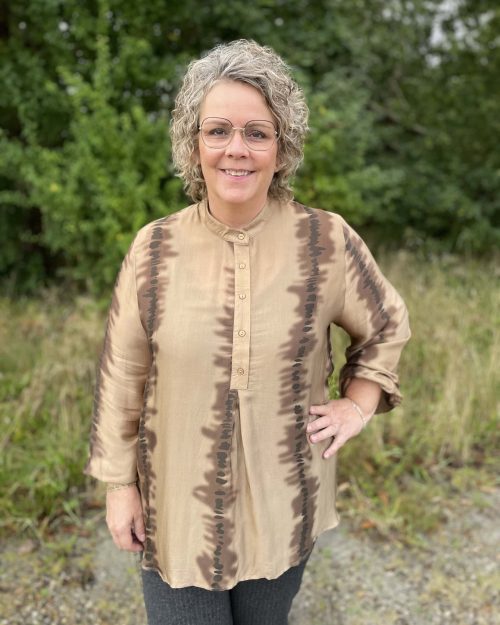 DNY Anna Tie Dye Langærmet bluse Camel BM: S:125 M:130 L:140 XL:150 Lg:80 Vejl. 499,95