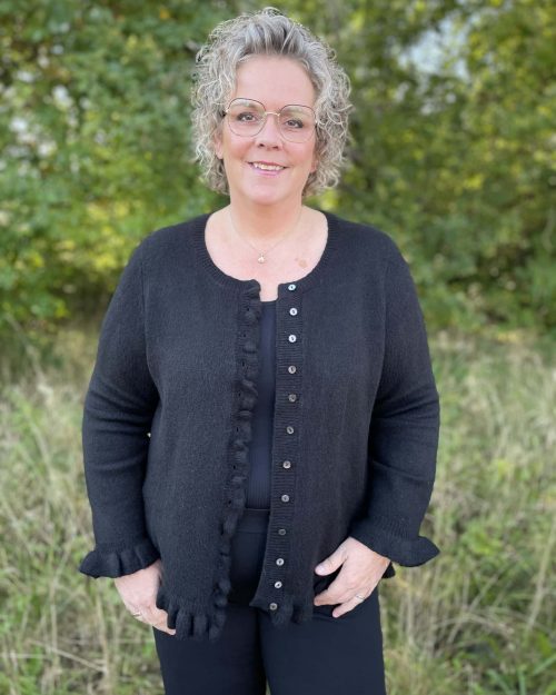 Cassiopeia Cloessa Strik Cardigan M/Flæse Detaljer Sort BM: S:120 M:130 L:140 XL:150 Lg:70 Vejl.349,95