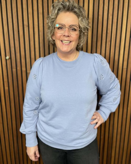 Only Femme Sweatshirt M/Broderi Anglaise Lys Blå BM: S:125 M:130 L:140 XL:150 Lg:75 Vejl.299,95