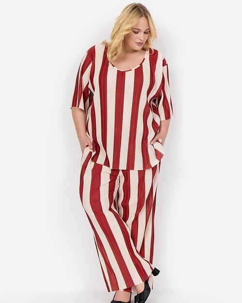 Alternative view of Wasabi Liva 1 Stribet Bluse M/Struktur Rustrød/Creme BM: S:130 M:140 L:150 Lg:75 Vejl. 299,95