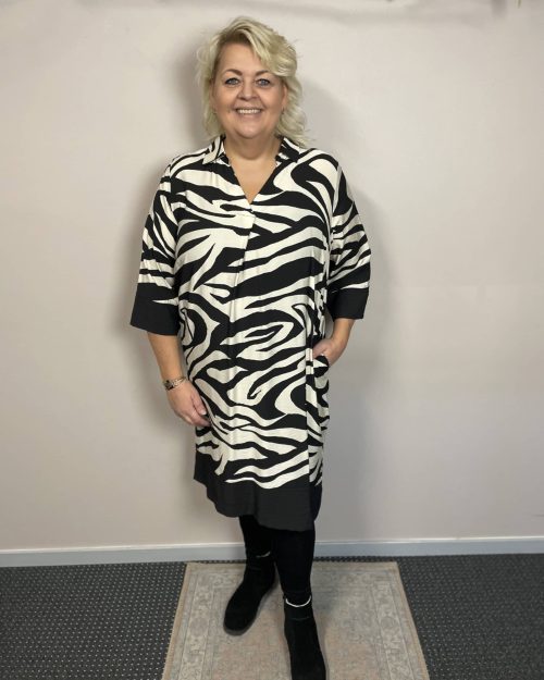 Wasabi Luana 4 Kjole Zebraprint Sort/Creme BM: S:125 M:135 Lg:110 Vejl. 599,95