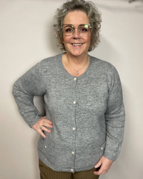Cassiopeia Beanna Strik Cardigan Grå Melange BM: S:120 M:130 L:140 XL:150 Lg:70 Vejl. 350,-