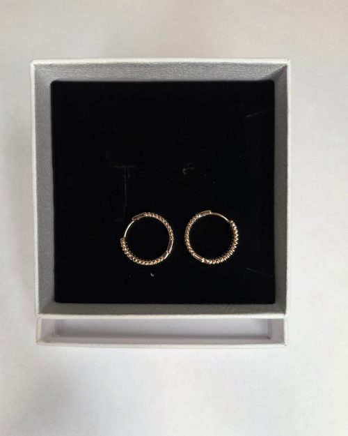 Alternative view of Vanting øreringe i forgyldt kirurgisk stål hoops med glimrende sten Vejl. 149,95