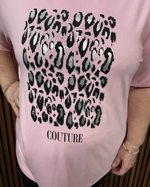 Alternative view of Wasabi Caimi 1 T-Shirt Rosa M/Print COUTURE BM: S:130 M:140 L:150 Xl:160 Lg:75 Vejl.269,95