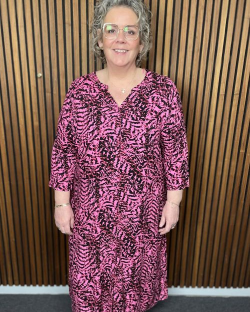 Only Klia Skjortekjole M/Print Pink/Sort BM: 42:120 44:125 46:130 48:135 50:140 52:145 54:150 Lg:125 Vejl. 349,95