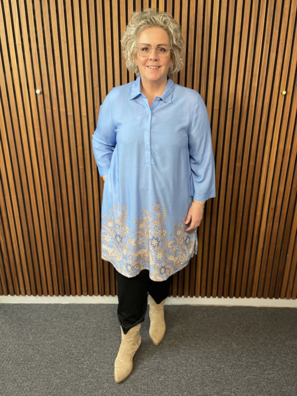 Cassiopeia Janilla Tunic M/Bomsterprint Lyseblå BM: S:120 M:130 L:140 XL:150 Lg:105 Vejl. 419,-