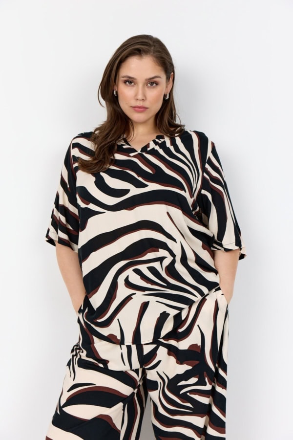 Wasabi Salma 1 Bluse M/Print Creme/Brun/Sort BM: 44:120 46/48:130 50/52:140 54/56:150 Lg:75 Vejl. 299,95 - Billede 3