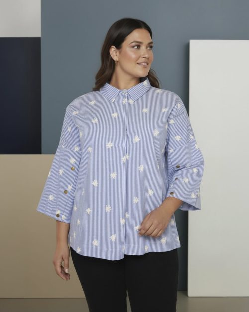 Alternative view of Cassiopeia Melissa Stribet Bluse M/Blomster Blue Combi BM: S:125 M:135 L:145 XL:155 Lg:75 Vejl. 349,-