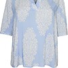 Cassiopeia Odessa Bluse M/Print Lyseblå/Beige BM: S:125 M:135 L:145 XL:155 Lg:75 Vejl. 349,-