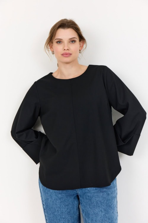 Wasabi Christina 1 Sort Bluse BM: 42:115 44:120 46/48:130 50/52:140 54/56:150 Lg:77 Vejl. 499,95