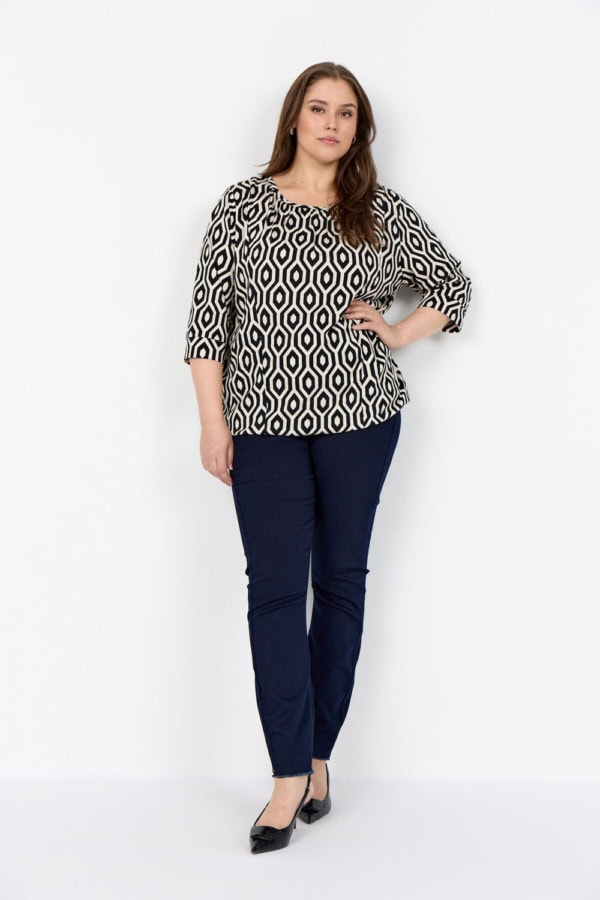 Wasabi Cenette 1 Kortærmet Bluse M/Geometrisk Print Sort/Creme BM: 38:95 40:105 42:115 44:125 46/48:135 50/52:145 54/56:155 58:165 Lg:77 Vejl. 299,95 - Billede 2