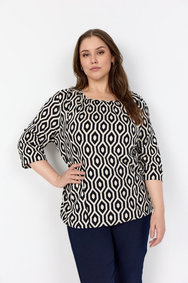 Wasabi Cenette 1 Kortærmet Bluse M/Geometrisk Print Sort/Creme BM: 38:95 40:105 42:115 44:125 46/48:135 50/52:145 54/56:155 58:165 Lg:77 Vejl. 299,95