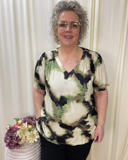 Only Kerstin V-Neck Kortærmet Bluse Grøn Combi BM: 42:120 44:125 46:130 48:135 50:140 52:145 54:150 Lg:75 Vejl. 259,95