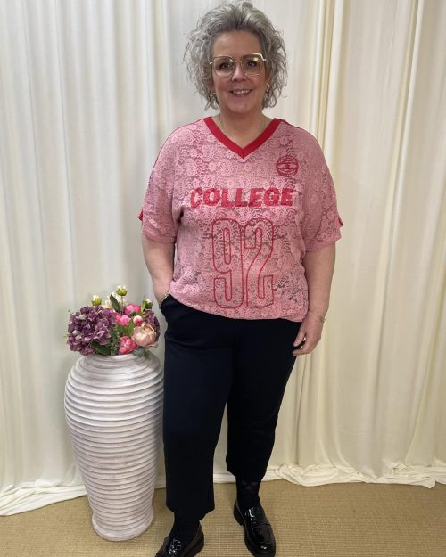 Only Kia Blonde Oversize T-Shirt M/Tekst COLLEGE Rose/Rød 92 BM: S:130 M:140 L:150 XL:160 LG:80 Vejl. 299,95