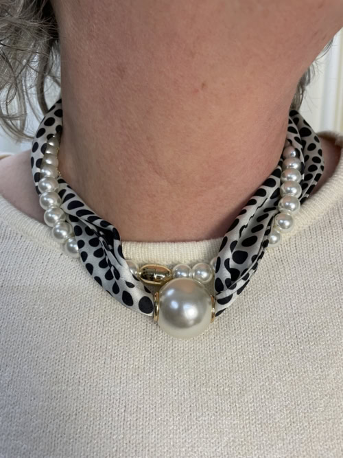 Vanting Tørklæde + Perlekæde Med Magnet Lukning Creme m/Sort Print Vejl. 119,95