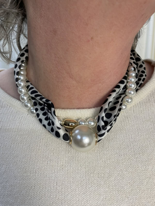 Vanting Tørklæde + Perlekæde Med Magnet Lukning Creme m/Sort Print Vejl. 119,95