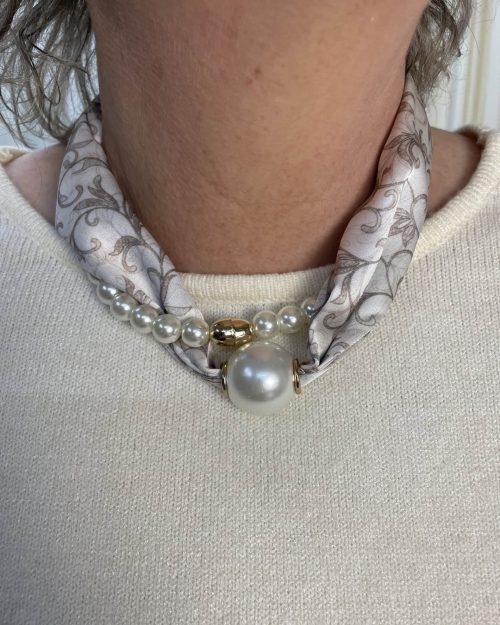 Vanting Tørklæde + Perlekæde Med Magnet Lukning Creme m/Blade Print Vejl. 119,95