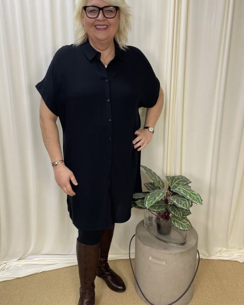 Wasabi Sia 5 Skjorte Tunic Kortærmet Sort BM: 44:135 46/48:145 50/52:155  LG:105 Vejl. 349,95