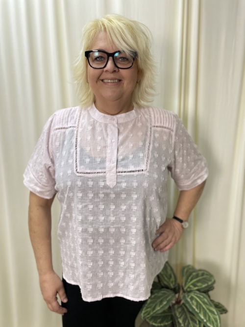 Vanting bluse m/kort ærme lyserød m/struktur og hulmønster BM: S:120 M:130 L:140 XL:150 Lg:70 Vejl.299,- 9793