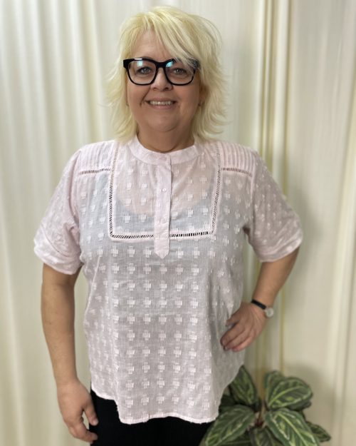 Vanting bluse m/kort ærme lyserød m/struktur og hulmønster BM: S:120 M:130 L:140 XL:150 Lg:70 Vejl.299,- 9793