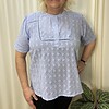 Vanting bluse m/kort ærme lyseblå m/struktur og hulmønster BM: S:120 M:130 L:140 XL:150 Lg:70 Vejl.299,- 9793