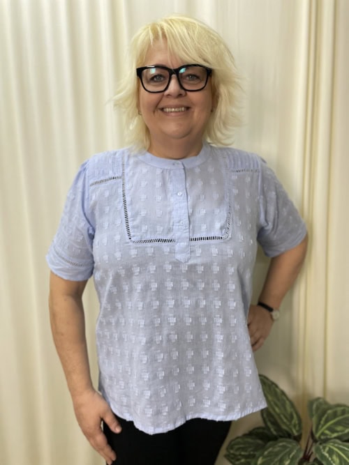 Vanting bluse m/kort ærme lyseblå m/struktur og hulmønster BM: S:120 M:130 L:140 XL:150 Lg:70 Vejl.299,- 9793