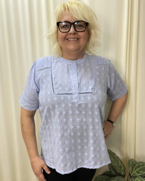 Vanting bluse m/kort ærme lyseblå m/struktur og hulmønster BM: S:120 M:130 L:140 XL:150 Lg:70 Vejl.299,- 9793