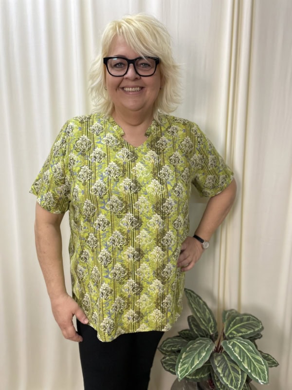 Cassiopeia alessina Bluse M/Print Green Combi BM: S:125 M:135 L:145 XL:155 LG:78 Vejl. 300,-