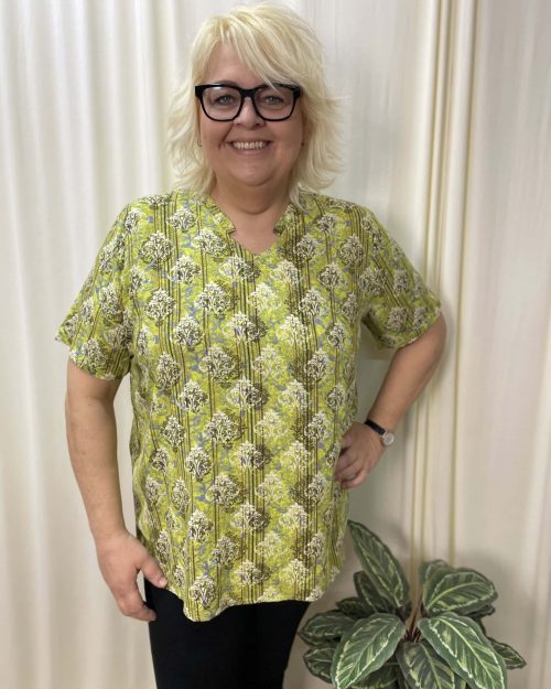Cassiopeia alessina Bluse M/Print Green Combi BM: S:125 M:135 L:145 XL:155 LG:78 Vejl. 300,-