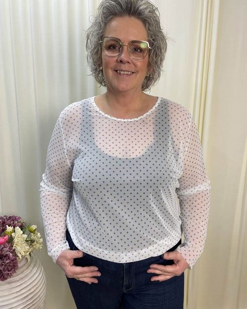 Cassiopeia Gwenna Mesh Bluse hvid m/lyseblå prikker Lg:75 Vejl. 300,-