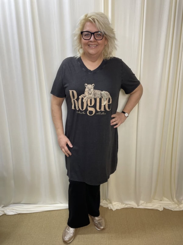 Only Mille T-Shirt Kjole Sort M/Leo Print og Tekst BM: M:125 L:135 XL:145 Lg:100 Vejl. 229,95
