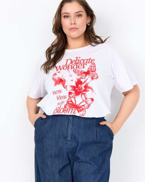 Wasabi Helene 2 T-Shirt Hvid M/Rød Print BM: 38:110 40:115 42:120 44:125 46/48:135 50/52:145 LG:75 Vejl. 169,95
