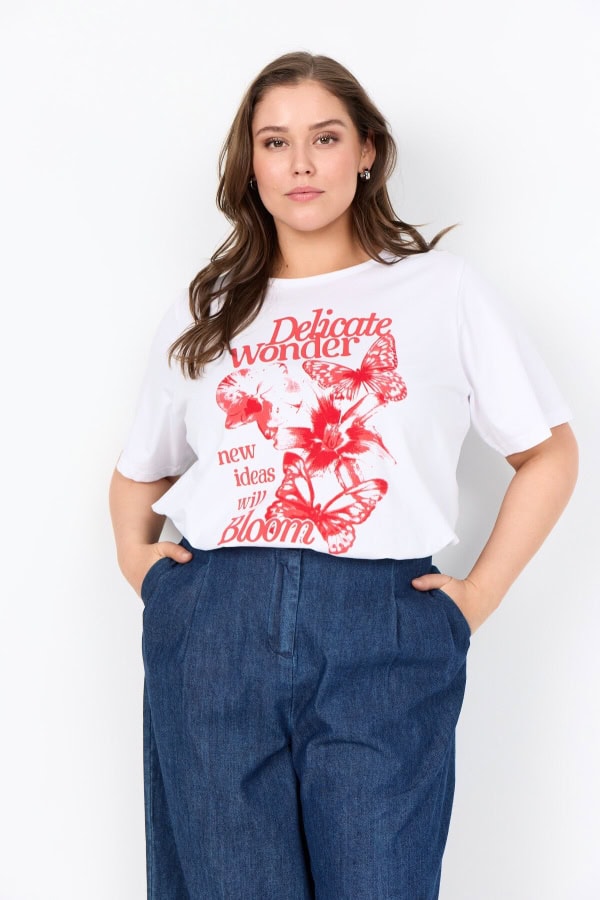 Wasabi Helene 2 T-Shirt Hvid M/Rød Print BM: 38:110 40:115 42:120 44:125 46/48:135 50/52:145 LG:75 Vejl. 169,95