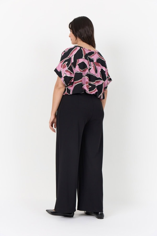 Wasabi Athalia 1 Kortærmet Bluse M/Print Sort/Creme/Bordeaux BM: 44:130 46/48:140 50/52:150 54/56:160 LG:75 Vejl. 299,95 - Billede 3