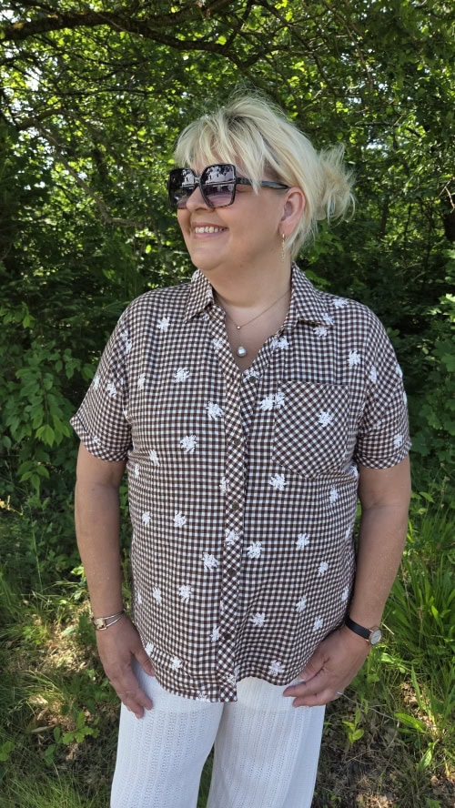 Cassiopeia Sagette Ternet Skjorte Brun/Hvid M/Blomster BM: S:120 M:130 L:140 XL:150 LG:70 Vejl. 300,-