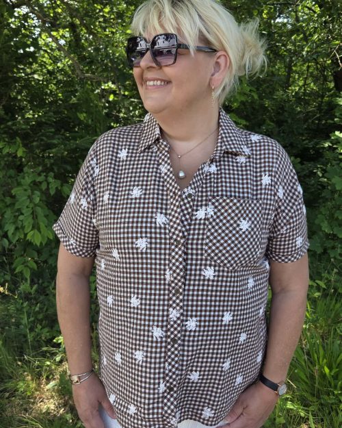 Cassiopeia Sagette Ternet Skjorte Brun/Hvid M/Blomster BM: S:120 M:130 L:140 XL:150 LG:70 Vejl. 300,-