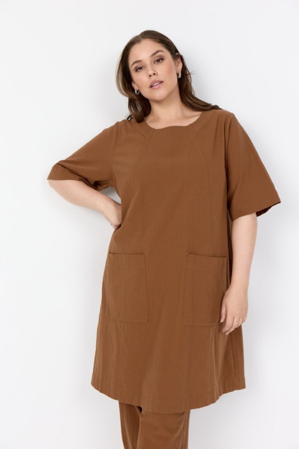 Wasabi Erica 8 Kortærmet Tunic Cognac-Brun BM: 40:115 42:120 44:125 46/48:130 LG:100  Vejl.399,95