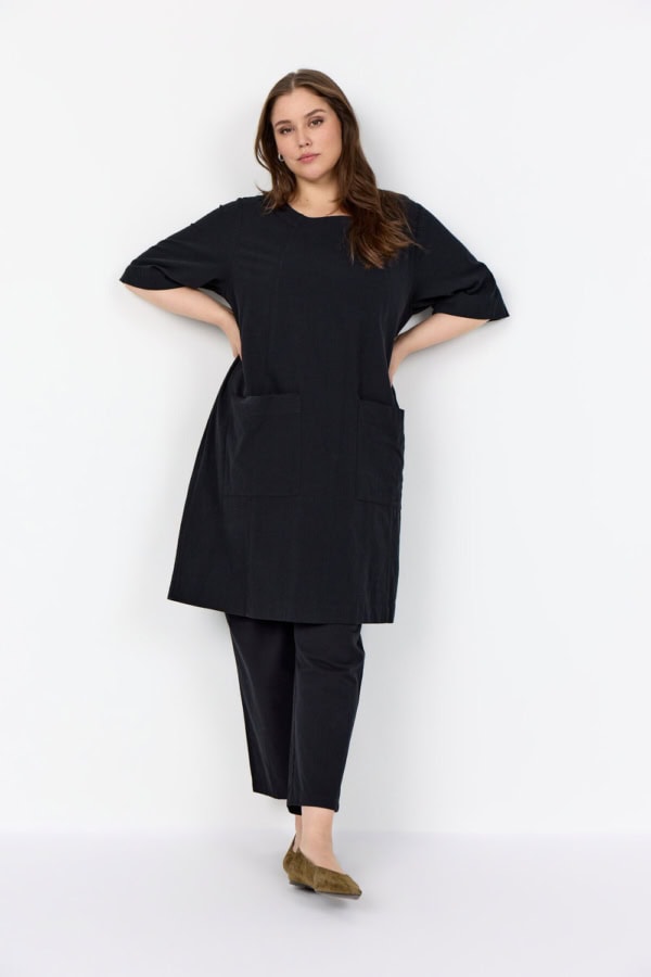 Wasabi Erica 8 Kortærmet Tunic Sort BM: 40:115 42:120 44:125 46/48:130 LG:100  Vejl.399,95