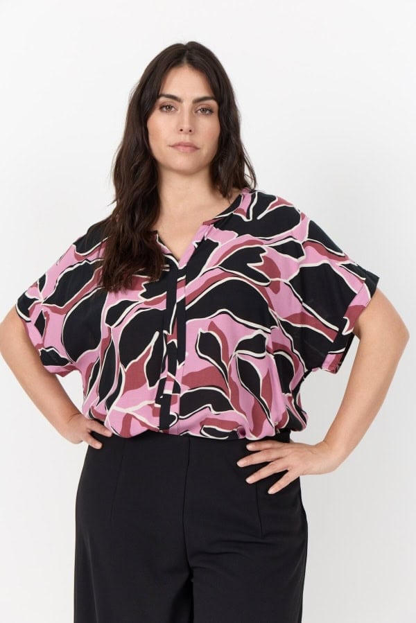 Wasabi Athalia 1 Kortærmet Bluse M/Print Sort/Creme/Bordeaux BM: 44:130 46/48:140 50/52:150 54/56:160 LG:75 Vejl. 299,95